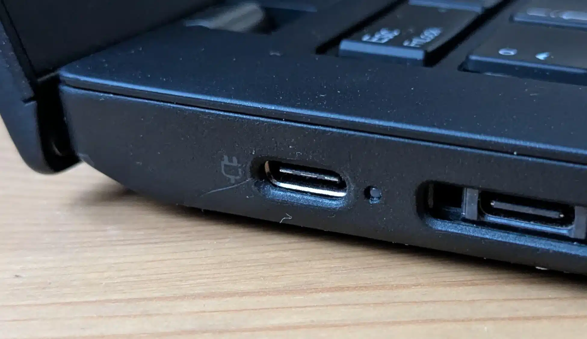 Loose charging port