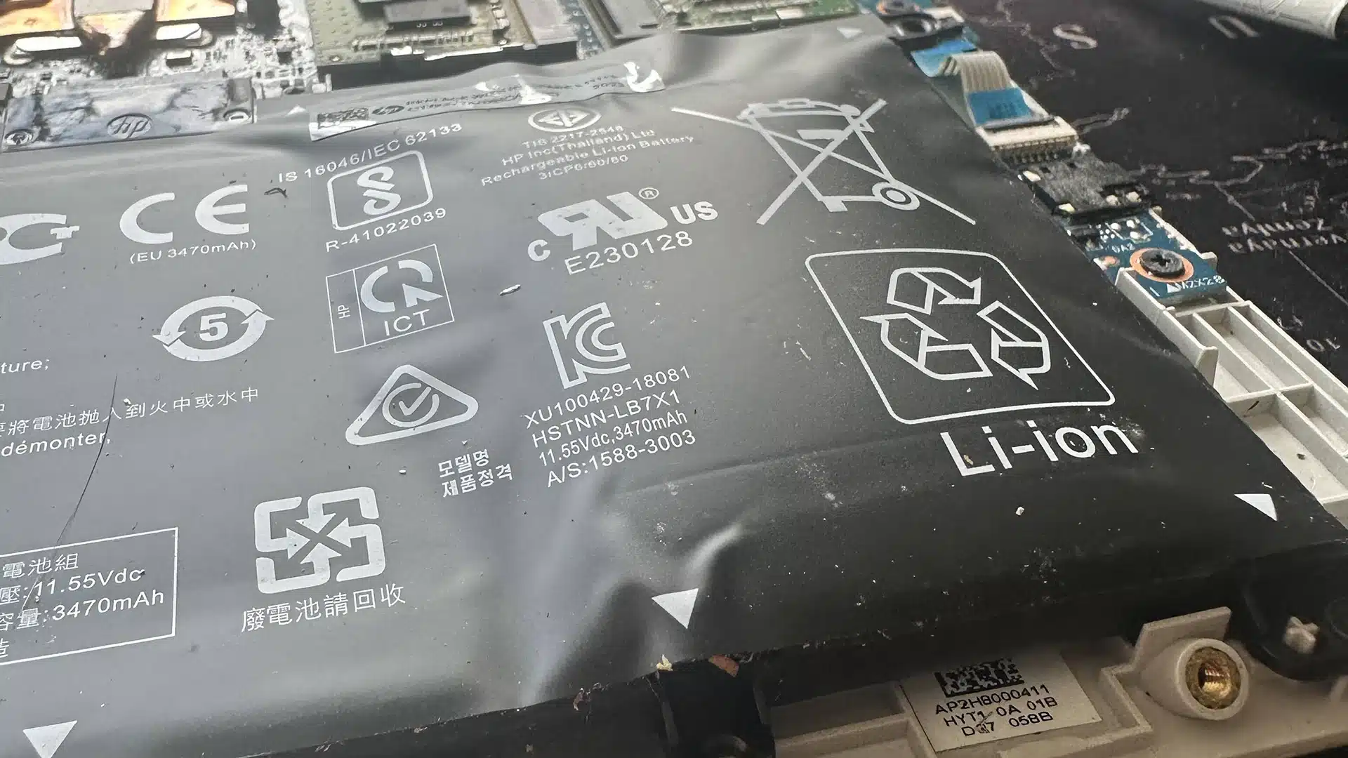 Swollen laptop battery causing internal damage in Windows laptop before battery replacement